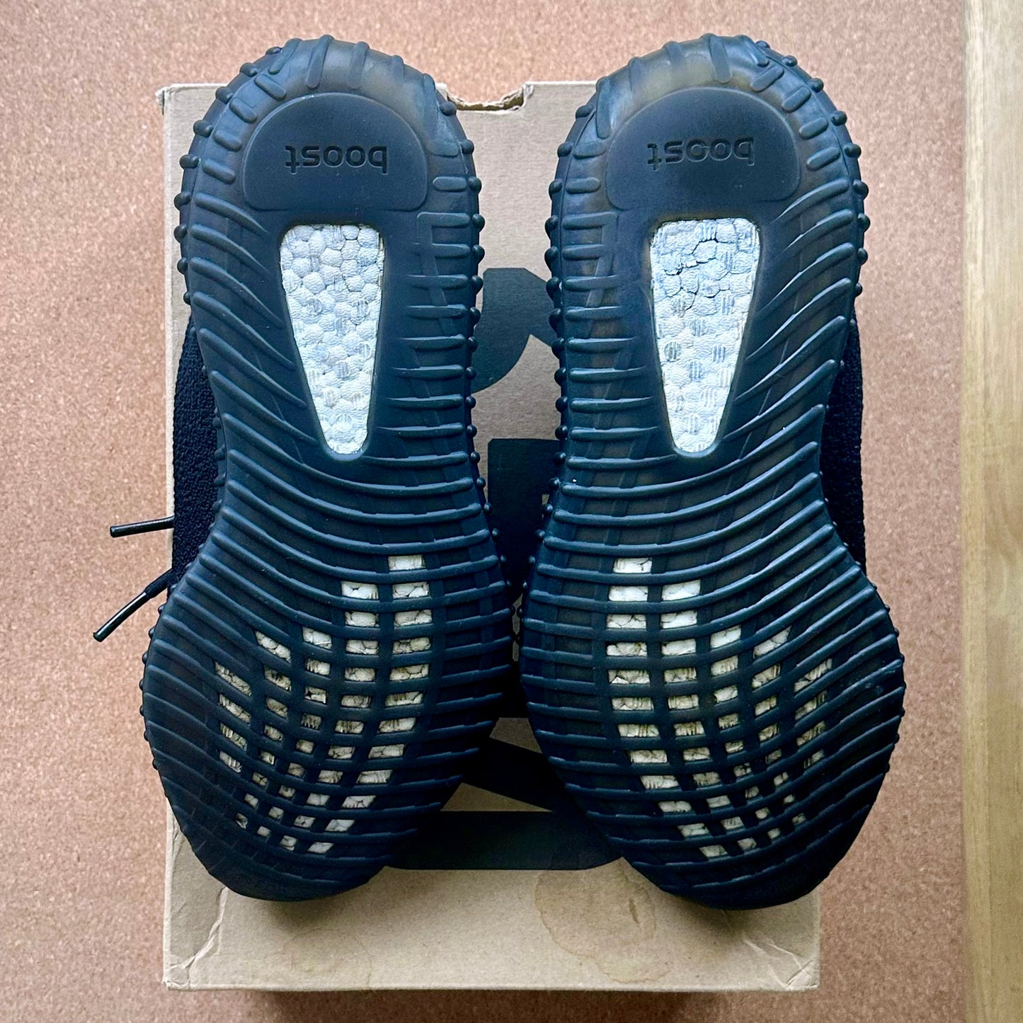 Preloved Yeezy Boost 350V2 - Bred (UK 8.5)