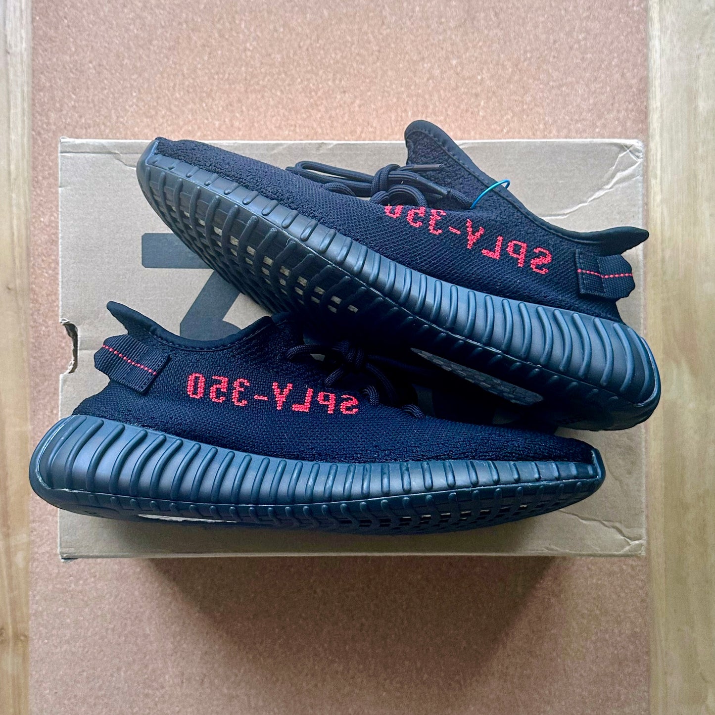 Preloved Yeezy Boost 350V2 - Bred (UK 8.5)