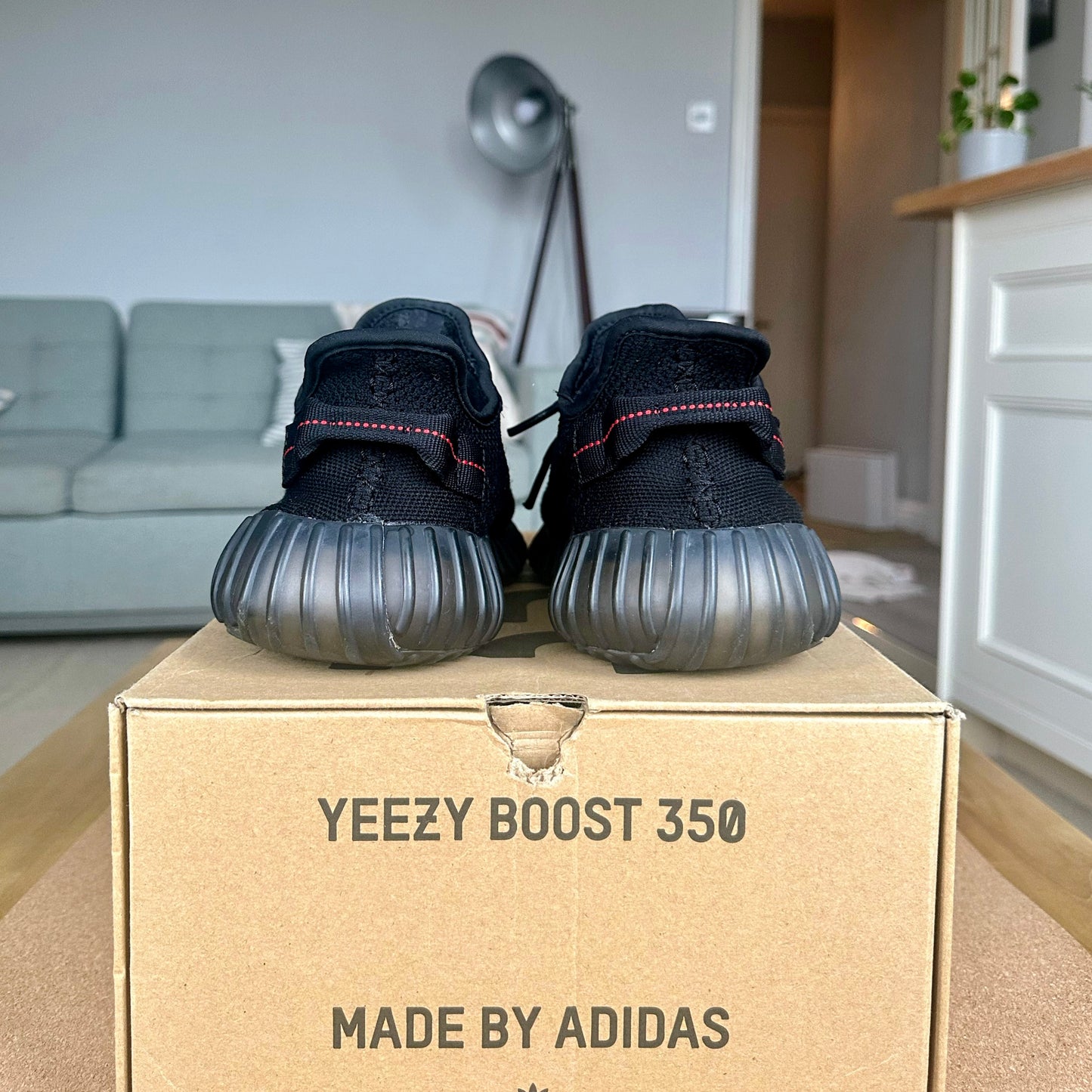 Preloved Yeezy Boost 350V2 - Bred (UK 8.5)