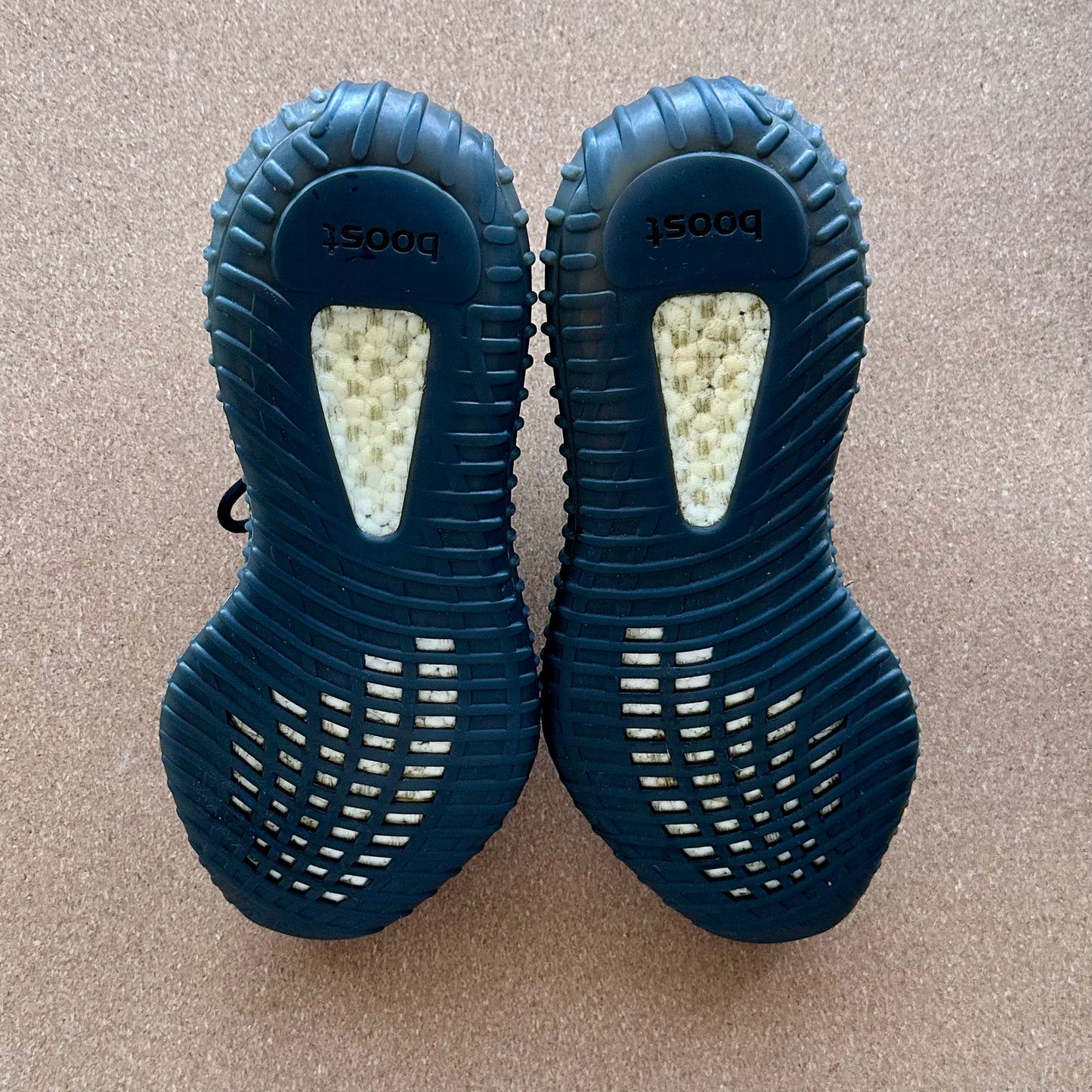 Preloved Yeezy 350V2 - Dazzling Blue (UK 8)