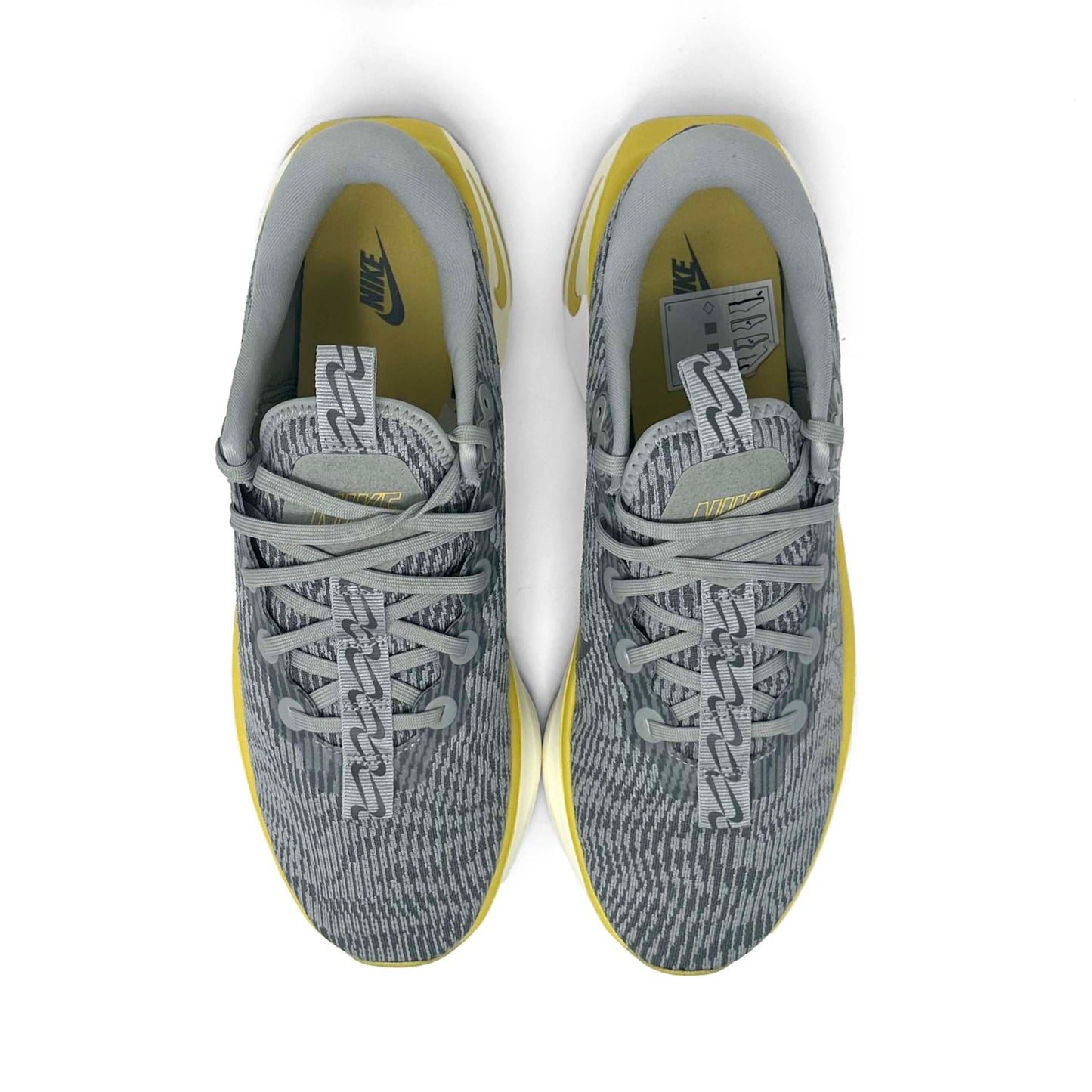 Nike Motiva - Light Smoke Grey/Saturn Gold