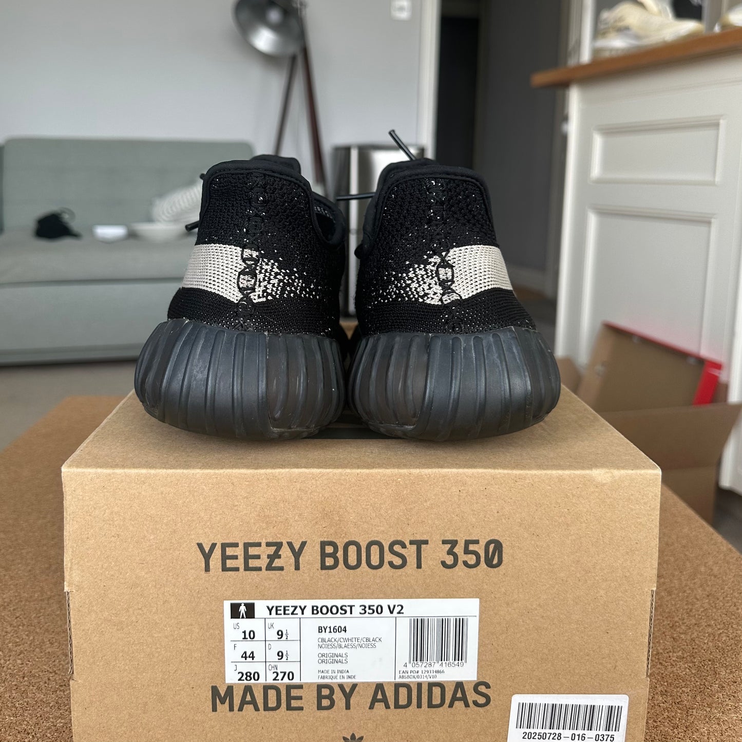 Preloved Yeezy Boost 350V2 - Oreo (UK 9.5)