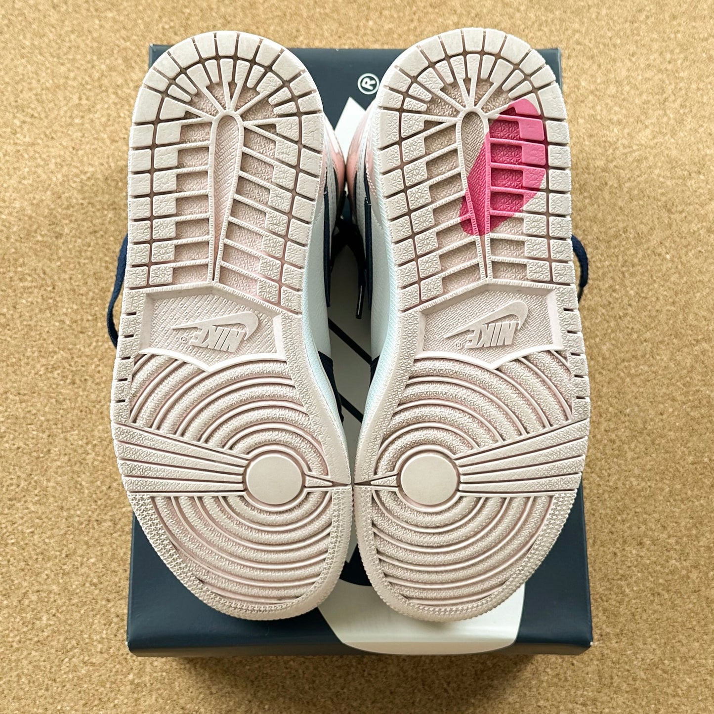 UK 6 - Air Jordan 1 Retro High OG (W) - Atmosphere 'Bubblegum'