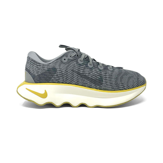 Nike Motiva - Light Smoke Grey/Saturn Gold