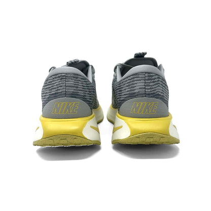 Nike Motiva - Light Smoke Grey/Saturn Gold